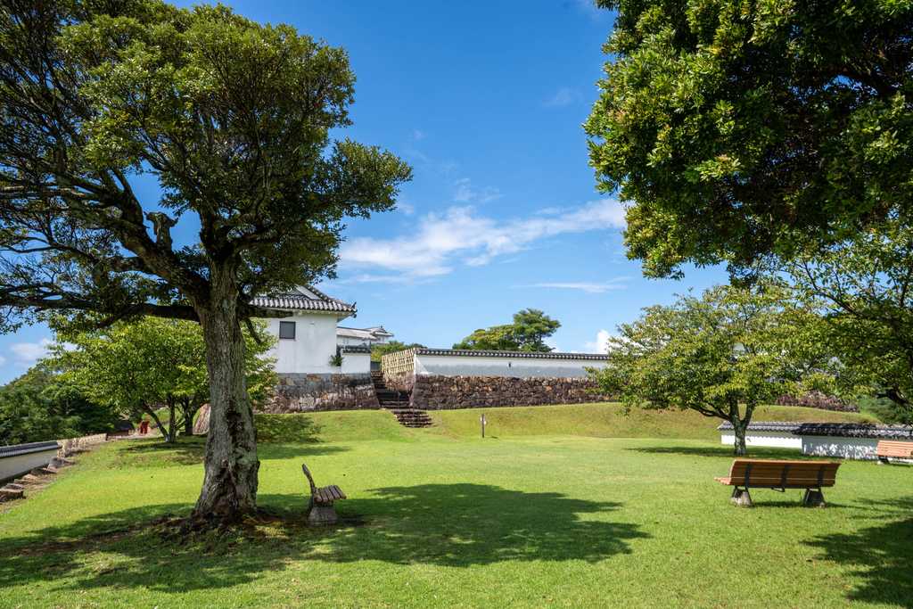 城内の芝生広場と木々
