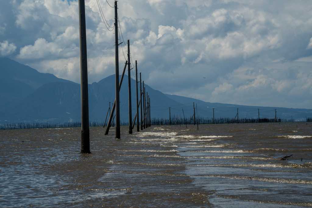 海の中に電柱が一直線に続く長部田海床路