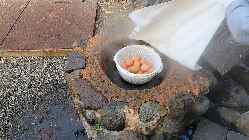 蒸したての温泉卵
