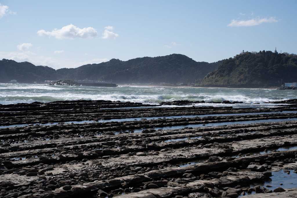 青島の岩礁と荒波