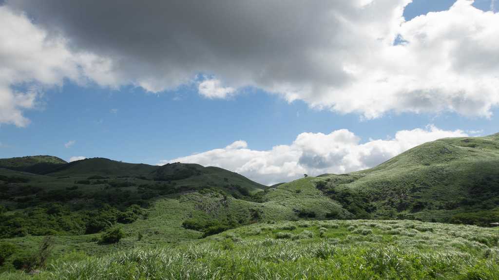 平尾台の広大な草原と山並み