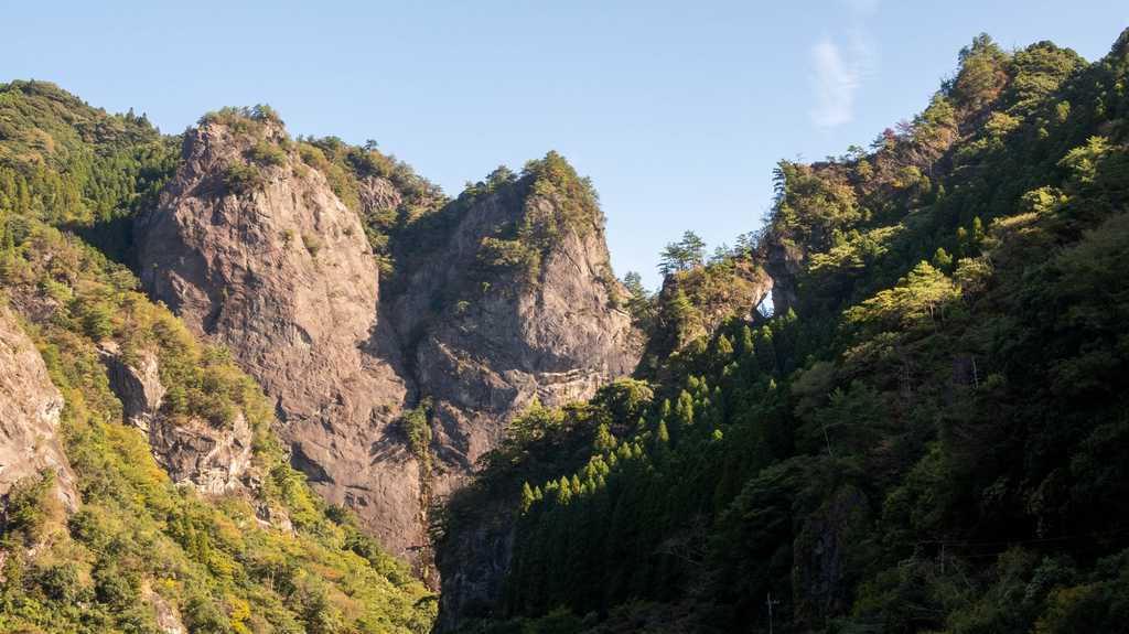 山肌にぽっかりと現れた巨大なハート岩