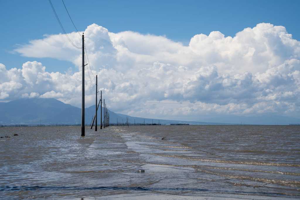 広角で見た長部田海床路と雲仙岳