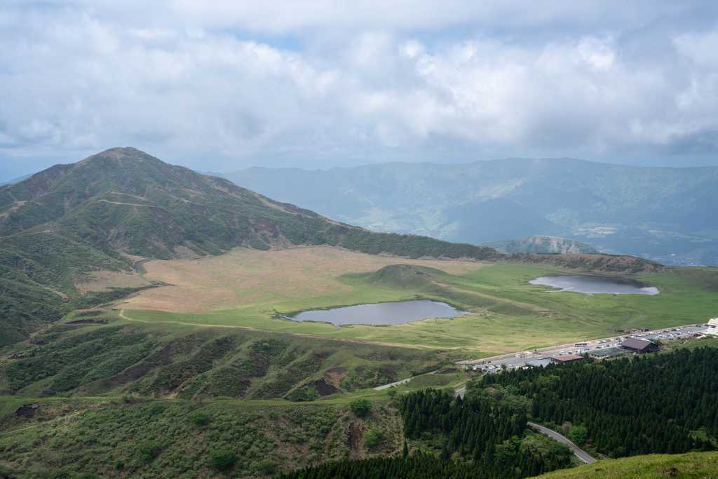 草千里ヶ浜の駐車場と周辺施設を見下ろす