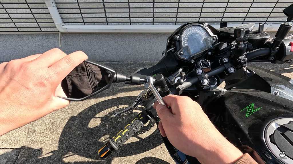 ミラーの角度調整部分のアップ