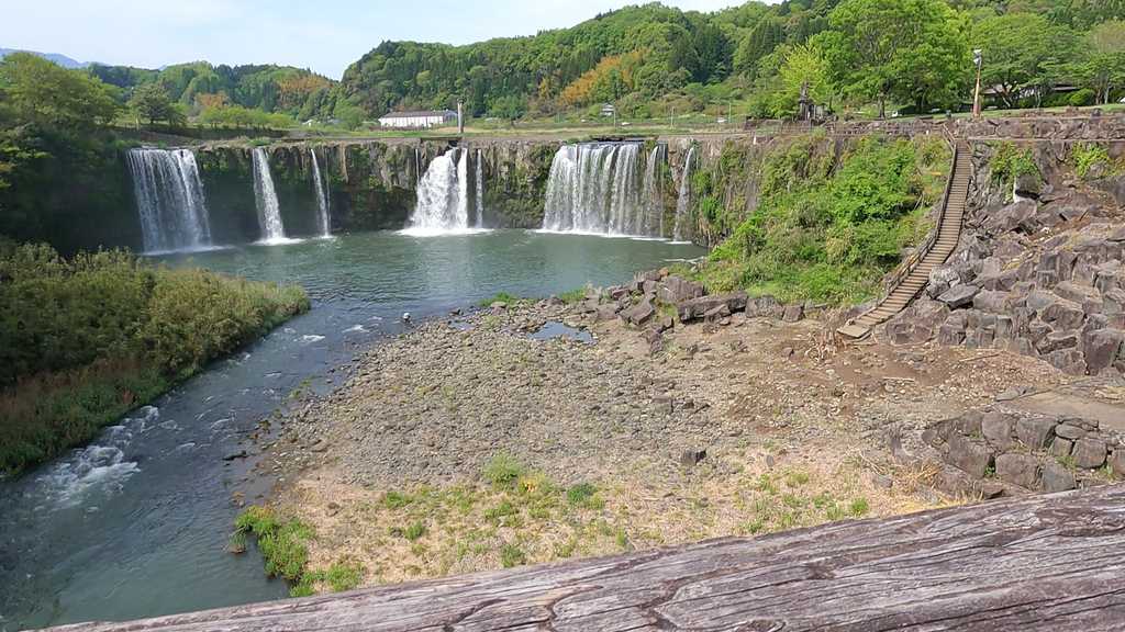吊り橋からの滝