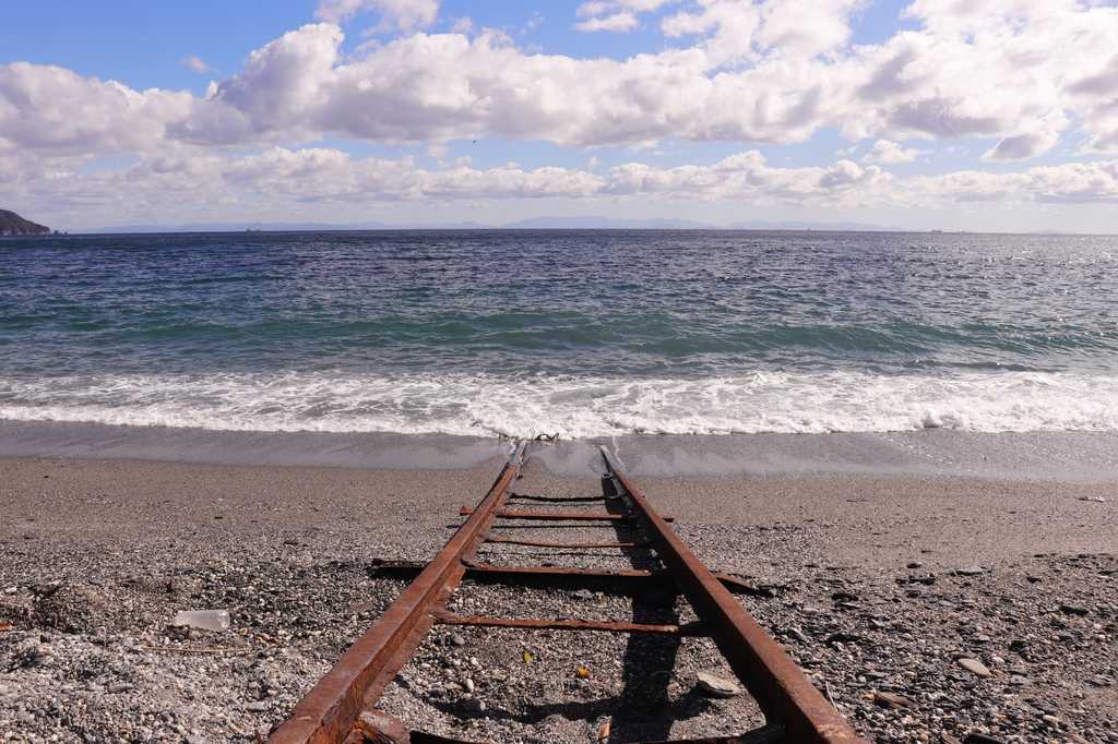 海に続く線路