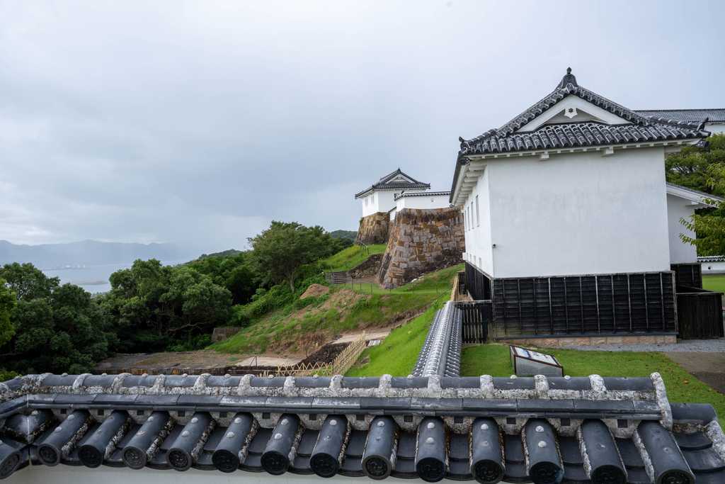 城郭と海が見える曇りの日の富岡城