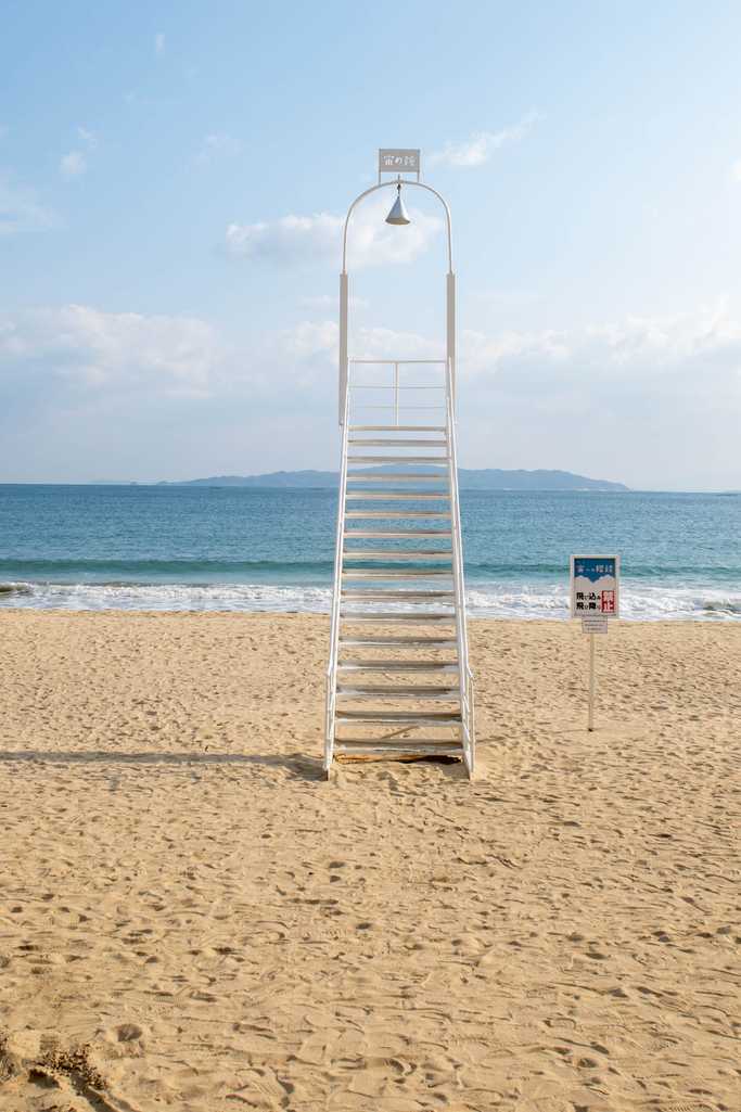 海に向かって伸びる真っ白な空中階段