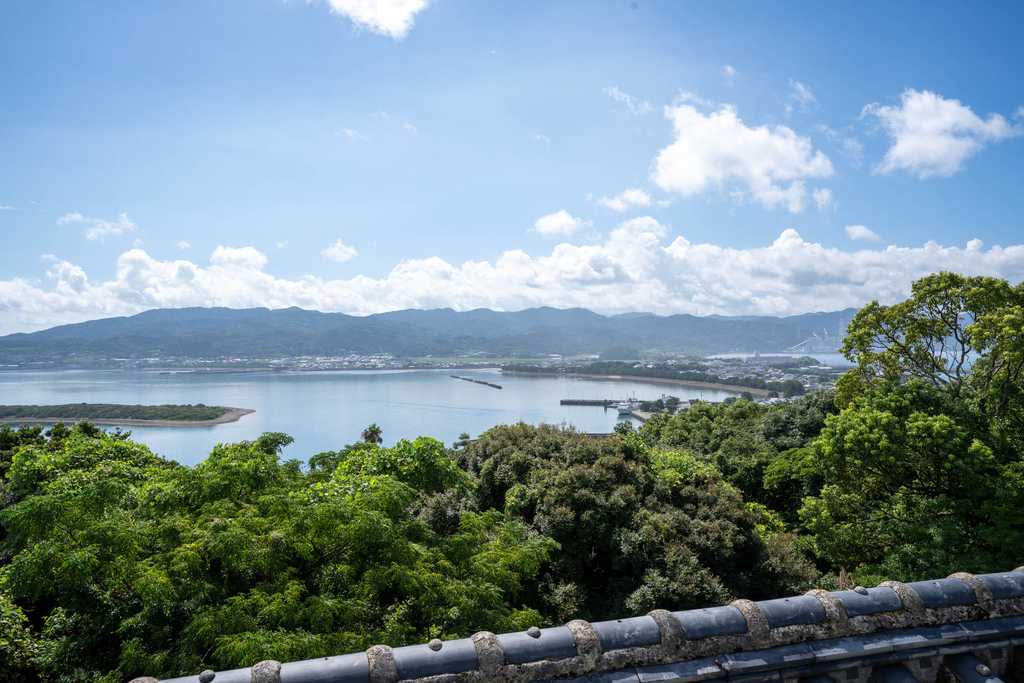 城郭の瓦越しに見える天草の海