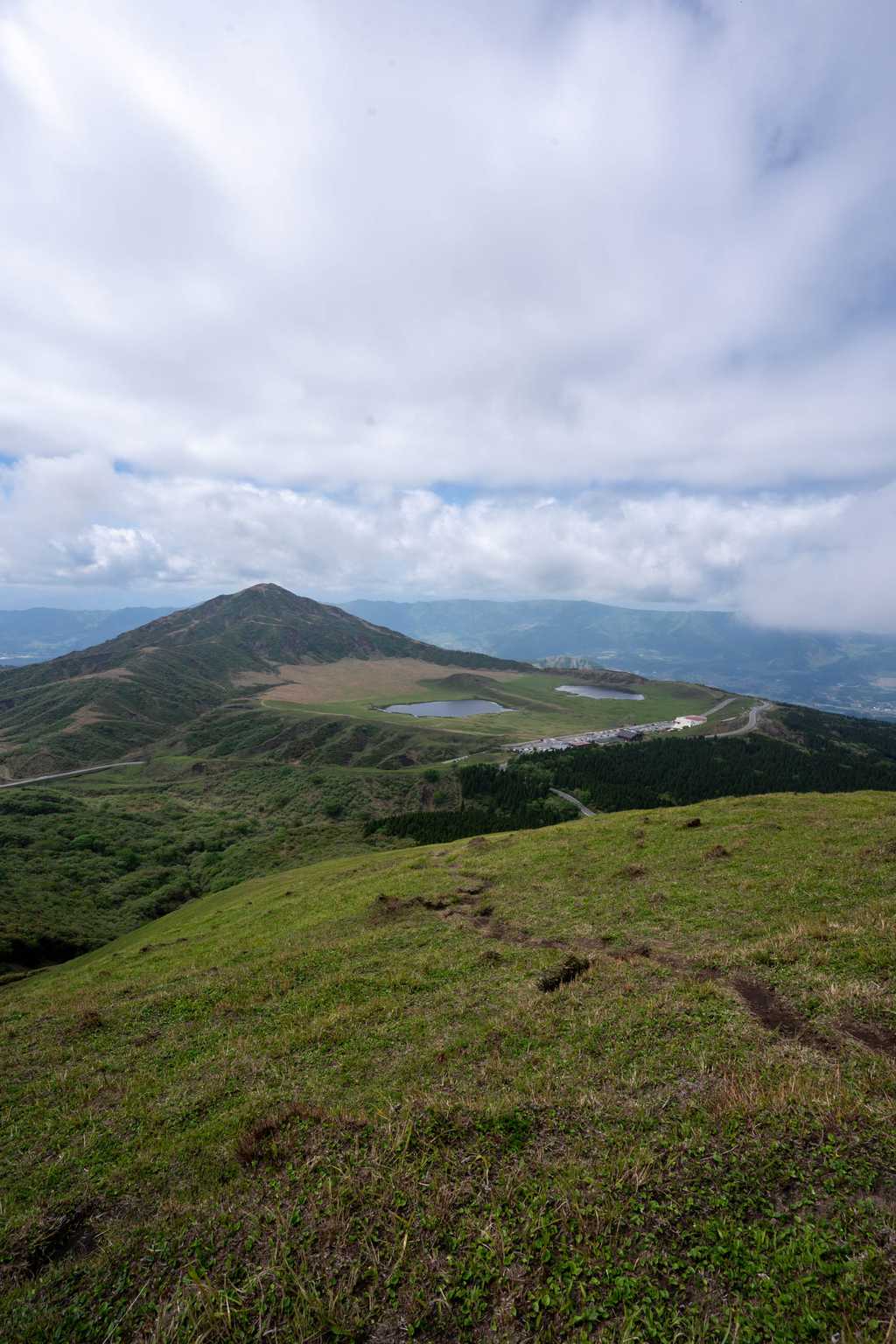 杵島岳山頂から見える二重の池と中岳