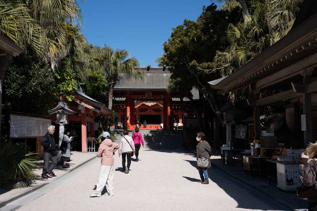 青島神社の社殿前