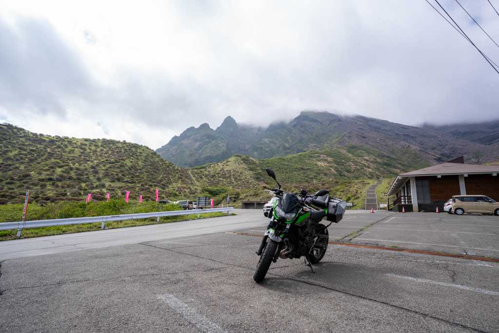 仙酔峡駐車場に停めたバイクと山の風景