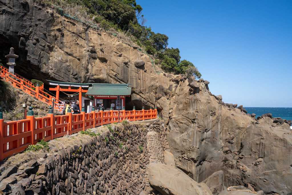 岩壁に沿って建つ鵜戸神宮の社殿