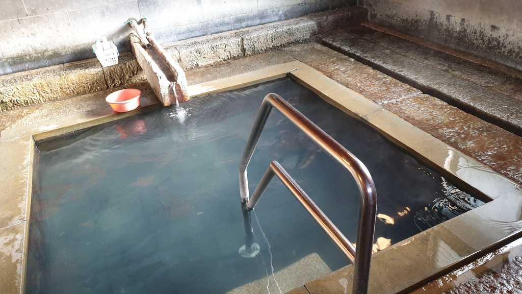 照湯温泉の湯船