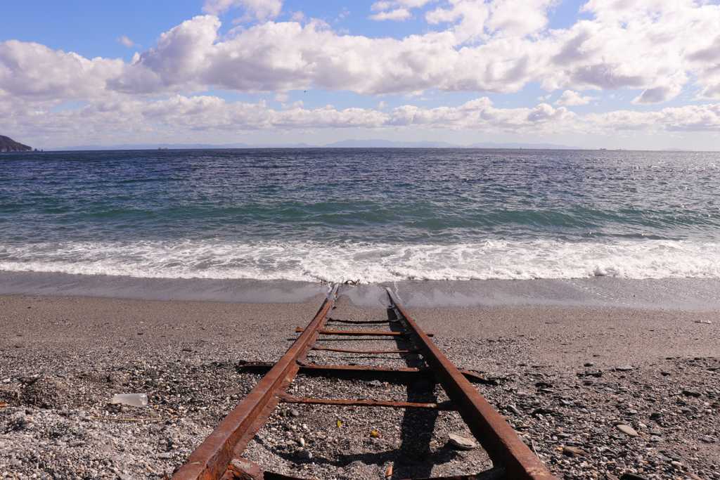 海に続く線路