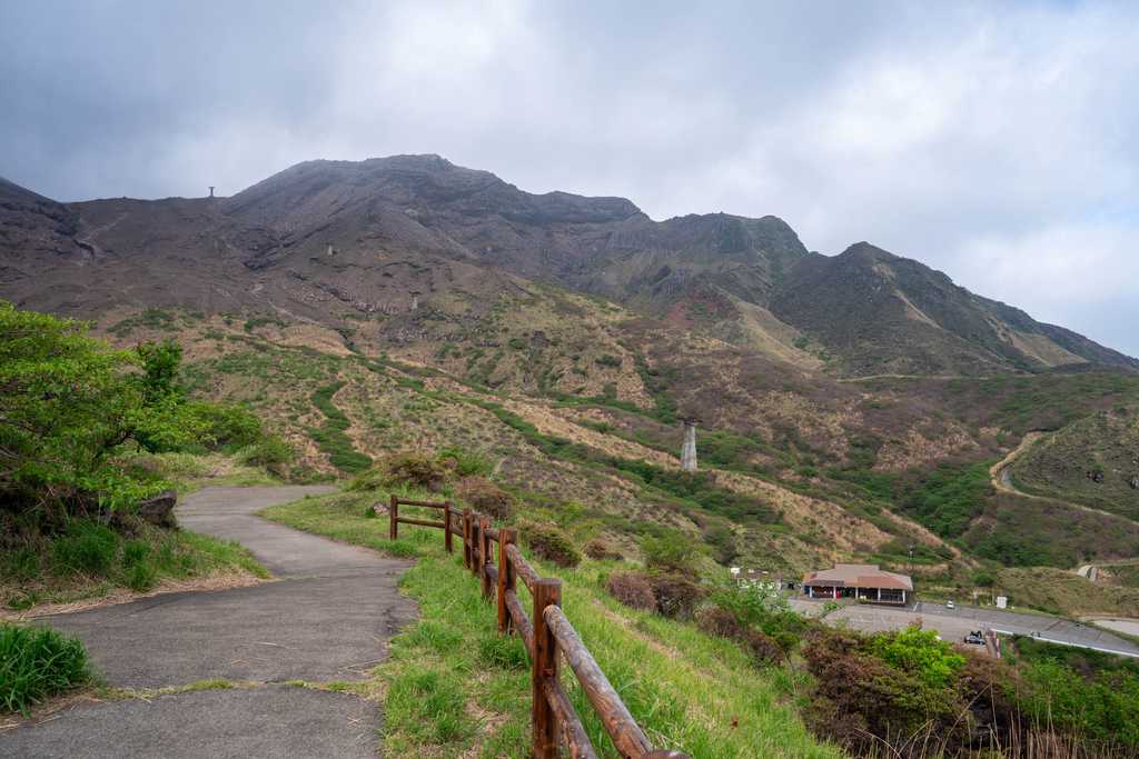 仙酔峡に残る旧ロープウェーの支柱跡