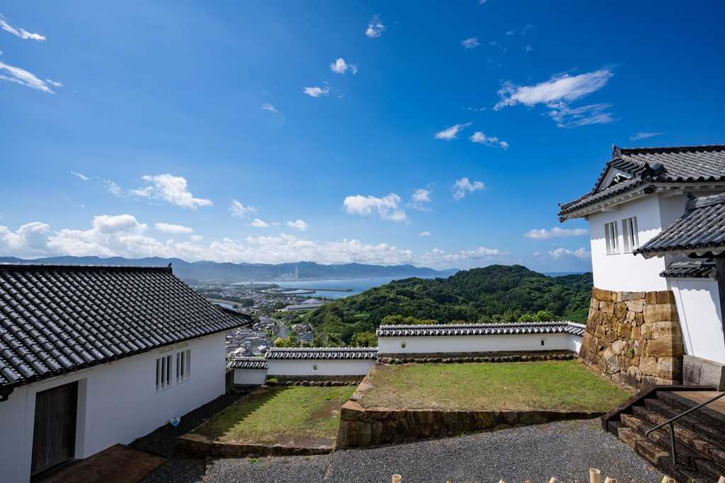 青空と海を背景にした富岡城の城郭